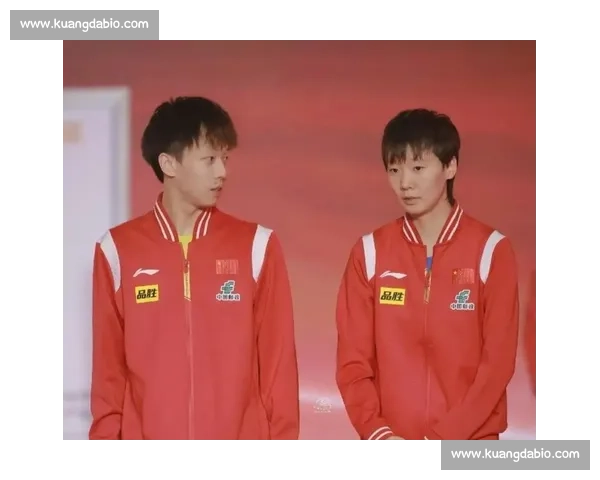 林高远与时尚才女合影引热议 工作室澄清：仅是跨界合作